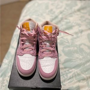 Air Jordan 1 MD (GS) 
Size : 6Y Womens size 7.5